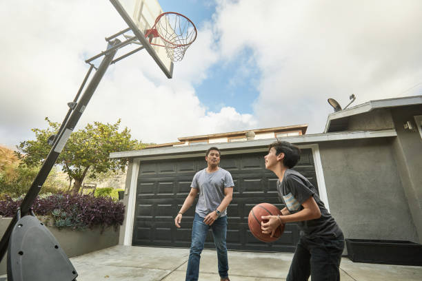 vater sohn machen basketball ergebnis betrachten - basketball basketball hoop california southern california stock-fotos und bilder