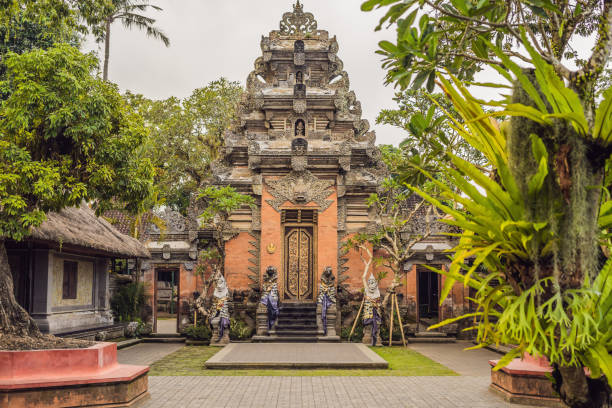 palacio de ubud puri saren agung en ubud, bali, indonesia - demon statue ancient architecture fotografías e imágenes de stock