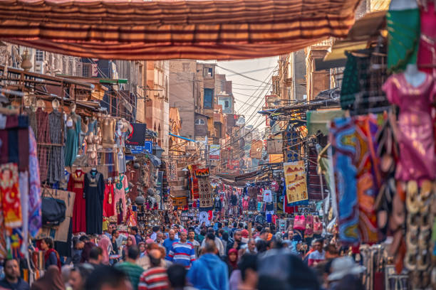 22/11/2018 el cairo, egipto, desbordando las calles de la capital africana y caótica en el bazar de comercio - el khalili fotografías e imágenes de stock