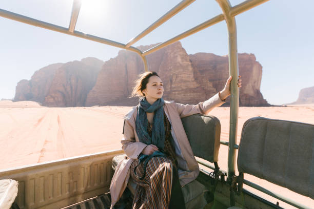 donna in sella a suv attraverso il deserto del wadi rum - wadi rum foto e immagini stock
