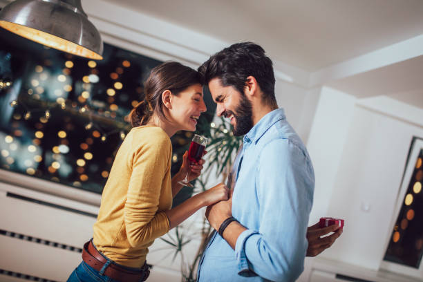 porträt von ein gut aussehender mann schlägt vor, seine freundin glücklich in einer box mit gedrückter verlobungsring - wedding anticipation togetherness wedding ring stock-fotos und bilder