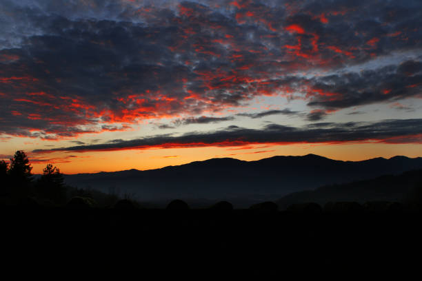 Sunset in the Mountains - Twilight Sunset and twilight in Lunigiana, view of the Apuan Alps cielo minaccioso stock pictures, royalty-free photos & images