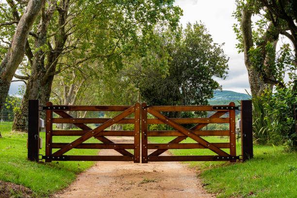 un cancello di legno all'ingresso di una fattoria. - farm gate foto e immagini stock