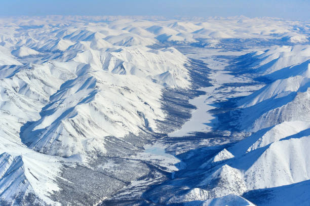 invierno de oymyakon (yakutia) de una vista de pájaro. - república de sakha fotografías e imágenes de stock