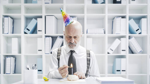 悲しい孤独な誕生日を持つ上級ビジネスマン - senior manager ストックフォトと画像