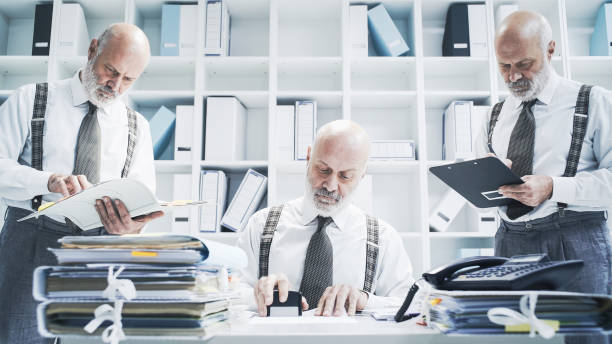 uomo d'affari che lavora contemporaneamente su diverse attività - multi tasking efficiency financial advisor business foto e immagini stock