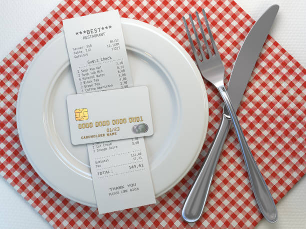 recibo restaurante cuenta para pago con tarjeta de crédito en la placa, mock para arriba. - dinner currency table business fotografías e imágenes de stock