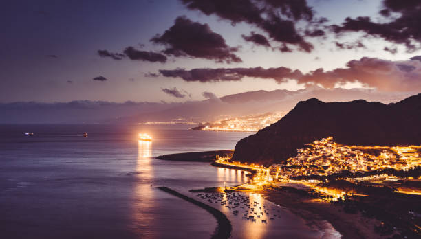 playa the las teresitas in tenerife at night - teresitas imagens e fotografias de stock