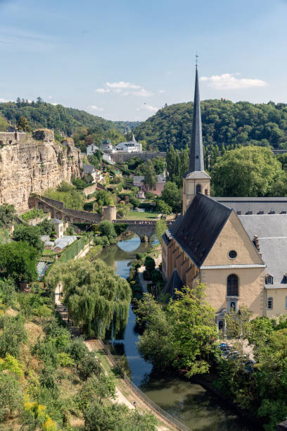 luxembourg-ville, une vue aérienne de la vieille ville et le grund - jardin luxembourg photos et images de collection