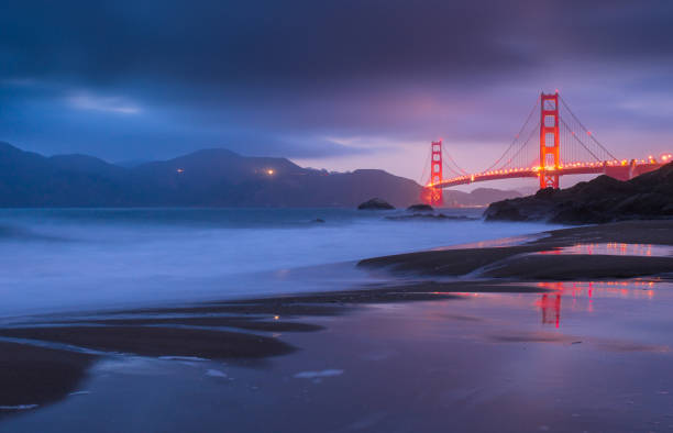 golden gate bridge au coucher du soleil, san francisco, californie, é.-u. - bridge golden gate bridge cloud san francisco bay photos et images de collection