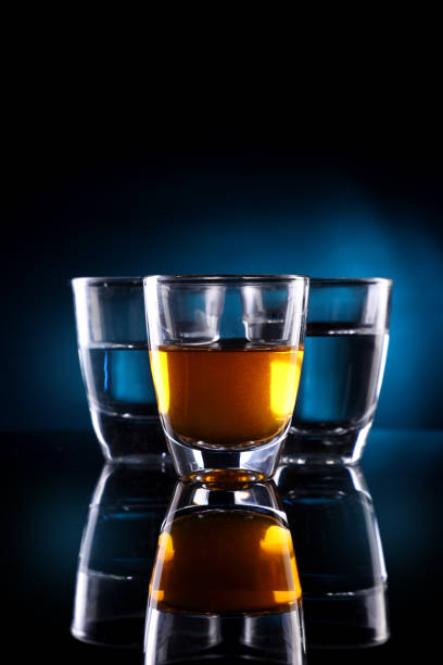 어두운 배경에서 알코올 음료와 3 샷된 안경 - vodka shot glass pub glass 뉴스 사진 이미지