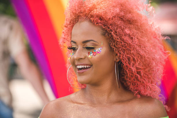 afro frau feiert karneval - pride lgbtqi veranstaltung stock-fotos und bilder