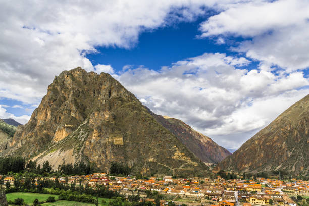 cidade peruana, no sopé das montanhas - block the americas mountain peak plateau - fotografias e filmes do acervo