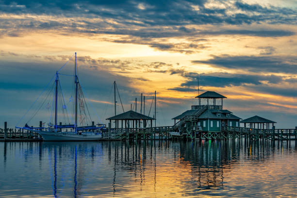 goletta biloxi all'alba - barca per pesca di gamberetti foto e immagini stock