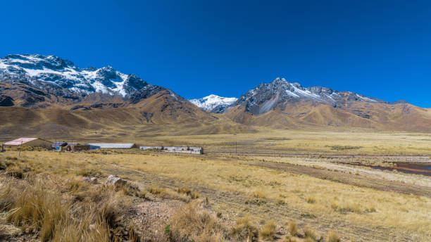 passagem de alta montanha nos andes peruanos - block the americas mountain peak plateau - fotografias e filmes do acervo