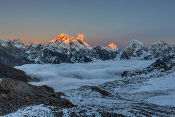 increíble puesta de sol sobre la cumbre del everest, desde renjo la pass. - renjo la fotografías e imágenes de stock