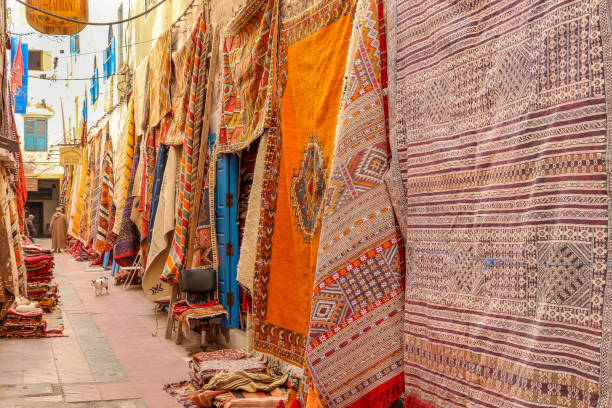 marokkanische teppiche basar. bunte teppiche zum verkauf in der schmalen straße von essaouira in marokko - salé city stock-fotos und bilder