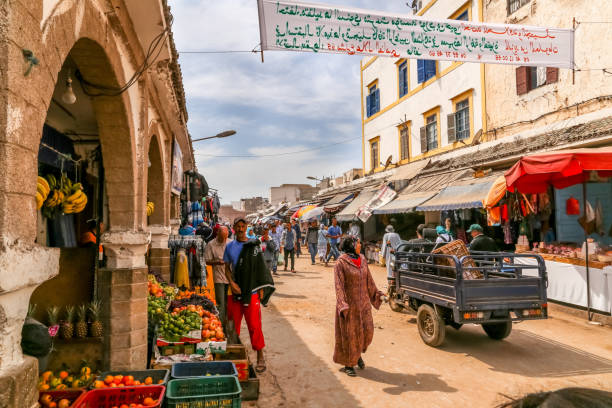 lokalni marokańscy mieszkańcy tradycyjnego targu lub bazaru w essaouira, maroko - sale zdjęcia i obrazy z banku zdjęć