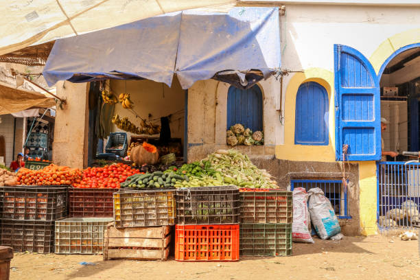 warzywa i owoce w sprzedaży. tradycyjny marokański targ uliczny lub bazar - sale zdjęcia i obrazy z banku zdjęć