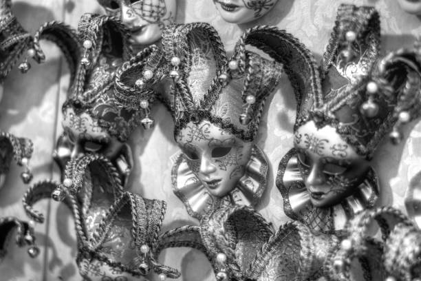 얼굴을 숨기기 위해 마스크 카니발에 대 한 - jester harlequin carnival venice italy 뉴스 사진 이미지