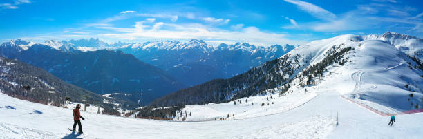 vista panorâmica da pista de esqui bem preparado na estância de esqui alpino. - latemar mountain range - fotografias e filmes do acervo