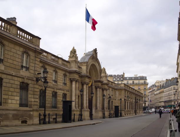 вход в елисейский дворец с французским флагом - 3 - elysee palace стоковые фото и изображения
