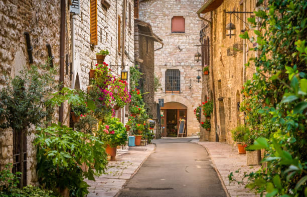 einen malerischen anblick in assisi. provinz perugia, umbrien, mittelitalien. - franciscan stock-fotos und bilder