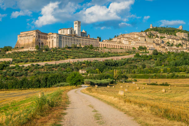 panorama blick auf assisi, in der provinz perugia in der region umbrien, italien. - franciscan stock-fotos und bilder