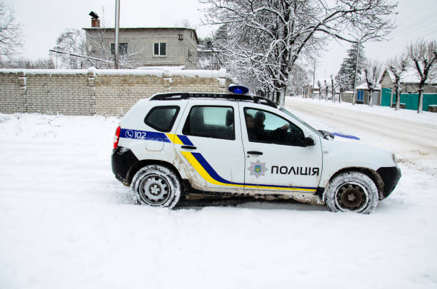 nowy patrol policji obserwujący ruch na zaśnieżonej drodze - emergency sign winter driving emergency services zdjęcia i obrazy z banku zdjęć