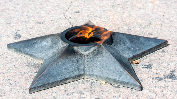 eternal flame memorial - chama eterna imagens e fotografias de stock