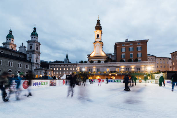 gente patinando en la pista de hielo en el casco antiguo mercado de navidad en salzburgo, austria - sports venue luxury love enjoyment fotografías e imágenes de stock