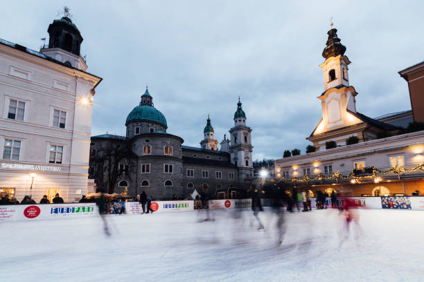 gente patinando en la pista de hielo en el casco antiguo mercado de navidad en salzburgo, austria - sports venue luxury love enjoyment fotografías e imágenes de stock