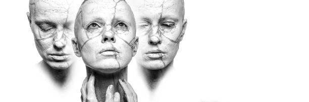 tres caras de mujer con arcilla en la cara - statue human face women human skin fotografías e imágenes de stock