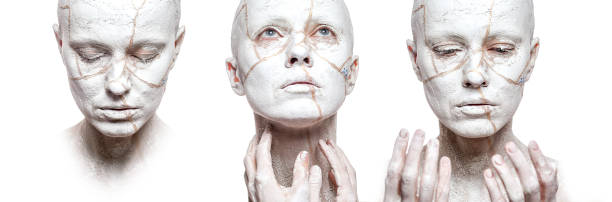tres caras de mujer con arcilla en la cara - statue human face women human skin fotografías e imágenes de stock