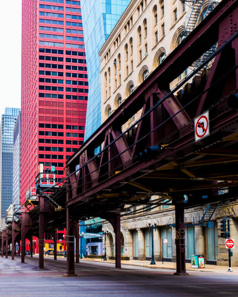 istock Looking north in the south loop of chicago 1126981313