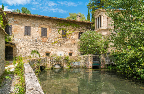 templet i clitumnus, små paleochristian kyrkan nära den staden campello sul clitunno mellan spoleto och trevi, umbrien, italien. - spoleto bildbanksfoton och bilder