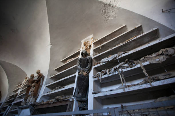 mummie nelle catacombe dei cappuccini a palermo - catacomb foto e immagini stock