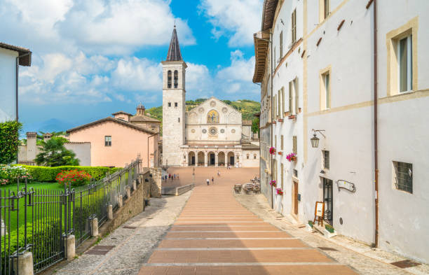 natursköna syn i spoleto med duomo (katedralen santa maria assunta). umbrien, italien. - spoleto bildbanksfoton och bilder