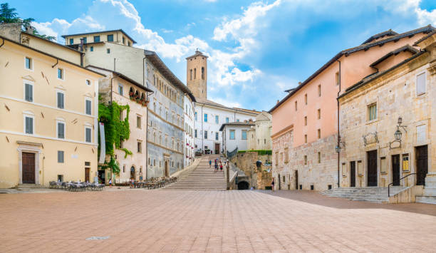 vista panorâmica na praça duomo, em spoleto. úmbria, região central da itália. - church window rose window old - fotografias e filmes do acervo