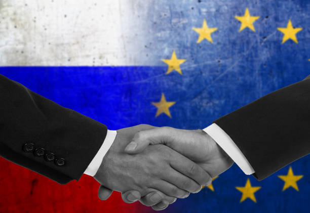 両手を振るスーツの2人の男性/政治家-ロシアと eu - flag russian flag russia dirty ストックフォトと画像