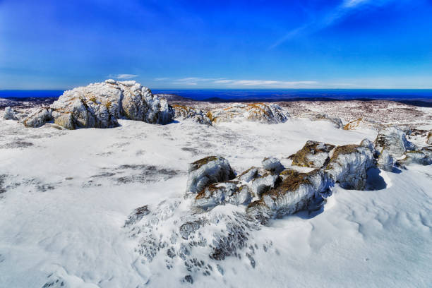 sm-rückseite perisher mt frost felsbrocken - snow winter mountain horizon over land stock-fotos und bilder