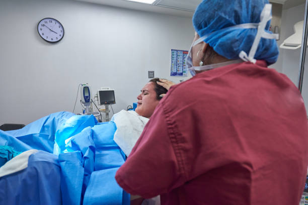 birth delivery in hospital - labour room imagens e fotografias de stock