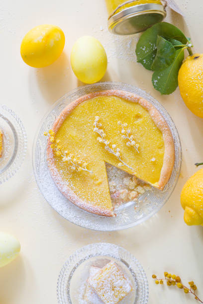 tartelette de coalhada de limão e mimosa - food still life sweet food pudding - fotografias e filmes do acervo