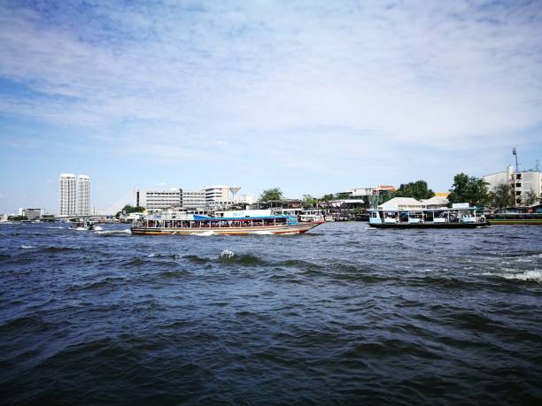 vista sul fiume chao praya, boat sta navigando per viaggiare per vedere il tempio e la natura morta locale a bangkok thailandia - bangkok thailand asia water taxi foto e immagini stock