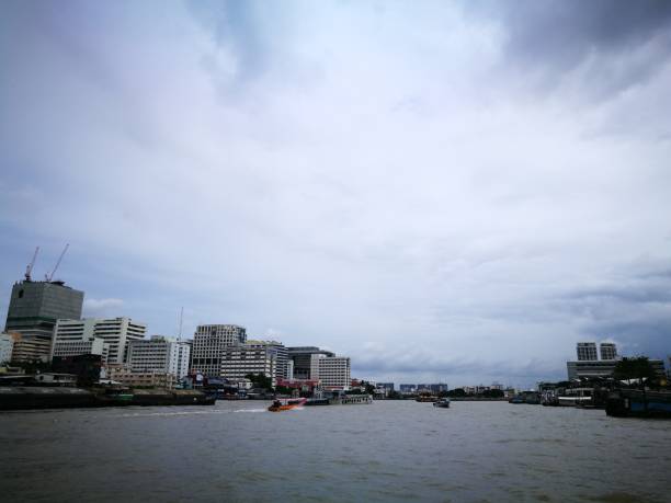вид на реку чао прайя, лодка парусный спорт для путешествий, чтобы увидеть храм и местные напоивки в бангкоке таиланд - bangkok thailand asia water taxi стоковые фото и изображения