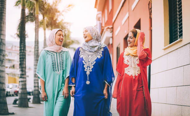 donne musulmane felici che camminano nel centro della città - ragazze arabiate che si divertono a passare del tempo e ridere insieme all'aperto - concetto di persone, cultura e religione - islam child indian culture ethnic foto e immagini stock