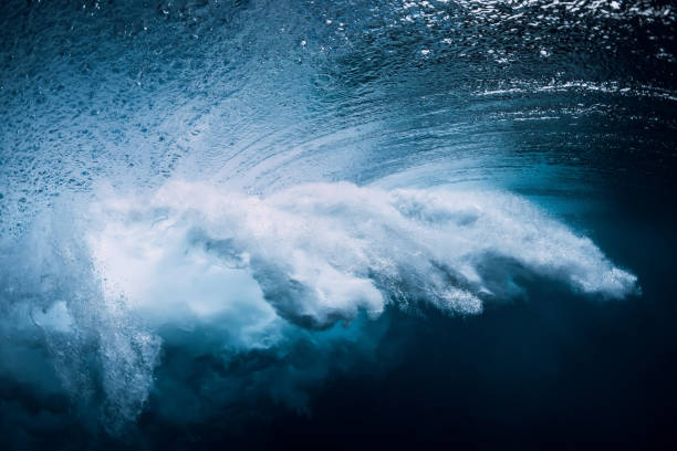 水中に気泡を持つブルー ウェーブ。水中の海 - under the surface ストックフォトと画像