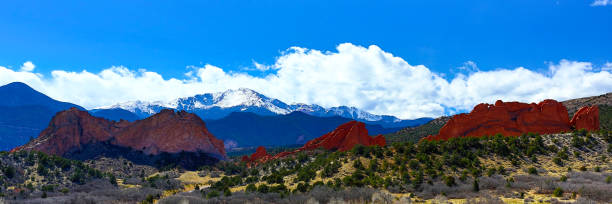 pikes peak y el jardín de los dioses en colorado springs - rock pinnacle cliff mountain peak fotografías e imágenes de stock