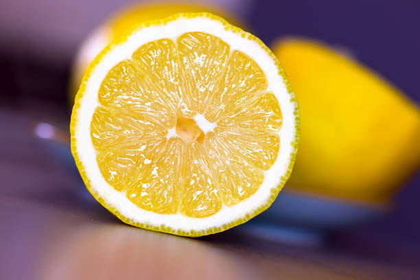 나무 스탠드에 레몬이 든 - lemon textured peel portion 뉴스 사진 이미지