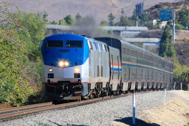 amtrak coast starlight (los angeles - seattle) made a technical stop at moorpark station - transportation railroad track train railroad car imagens e fotografias de stock